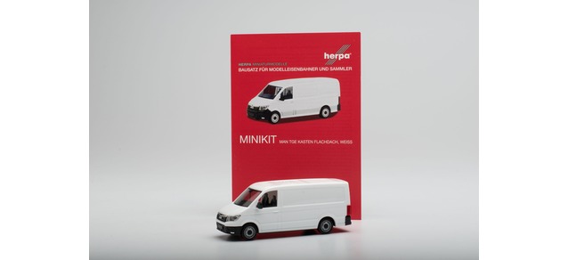 013857 Minikit: MAN TGE Kasten Flachdach weiß