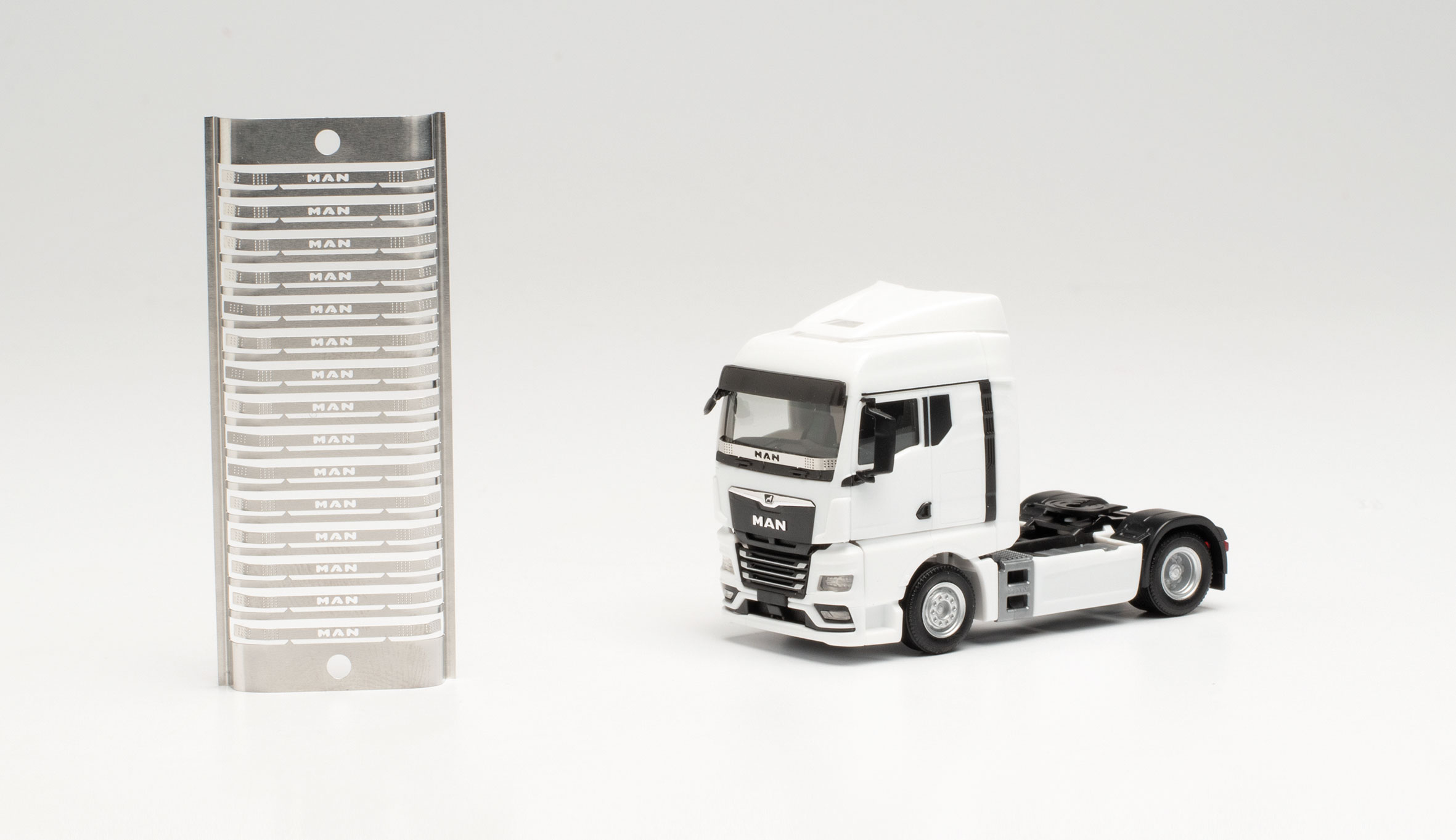 055338 Steinschlagschutz gelocht MAN TGX